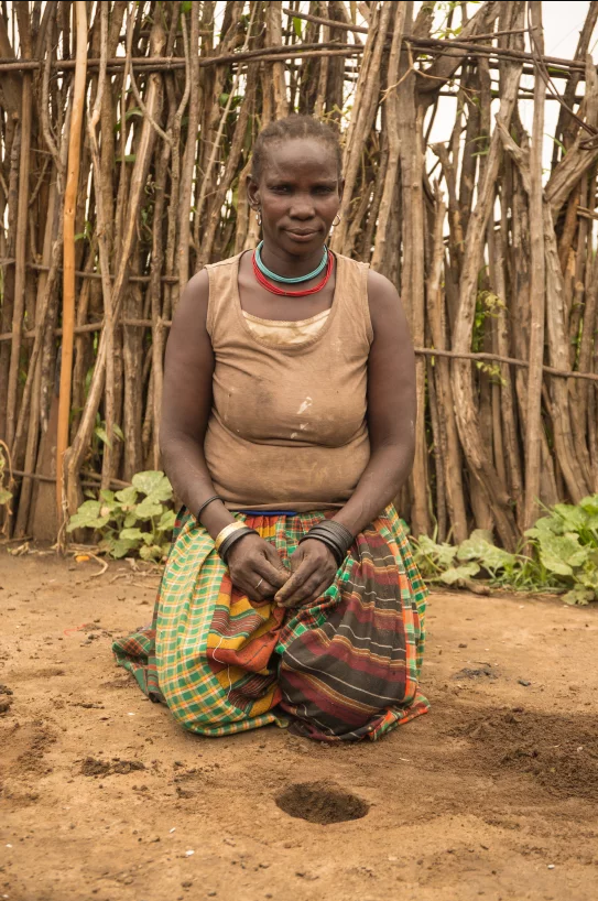 Ugandan women menstruates in hole